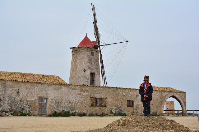 devant le moulin Trapani