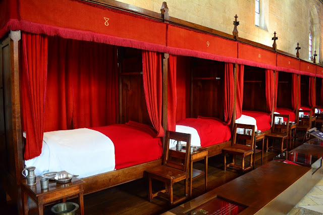 Rangée de lits dans la salle des Pauvres. Beaune