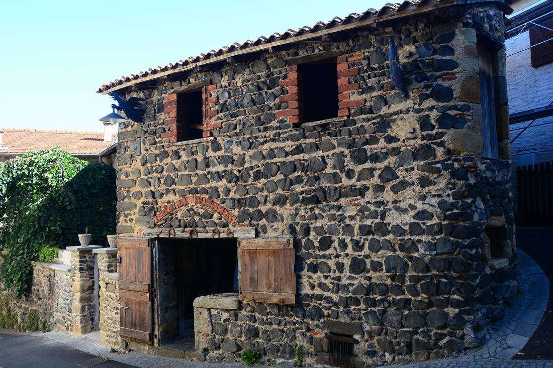 La vieille forge d'Usson, où l'on retrouve le parement de pierres volcaniques.