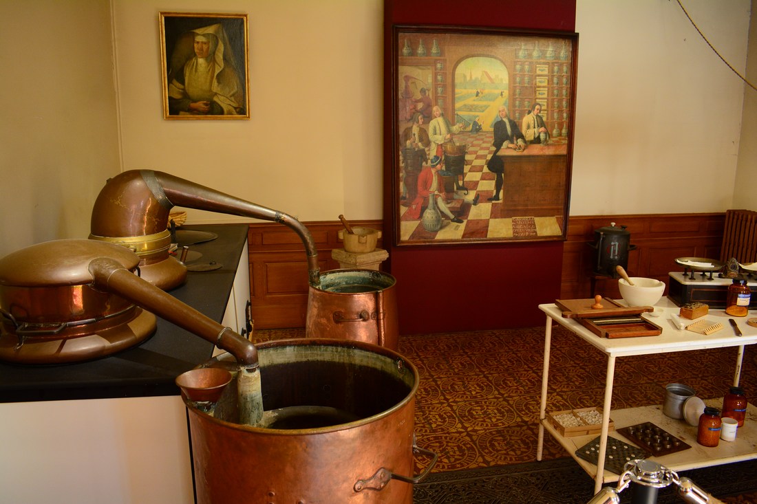 Première salle dédiée à la fabrication des remèdes.  Apothicairerie Beaune