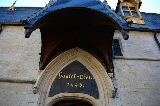 Entrée principale de l'hôtel-Dieu.