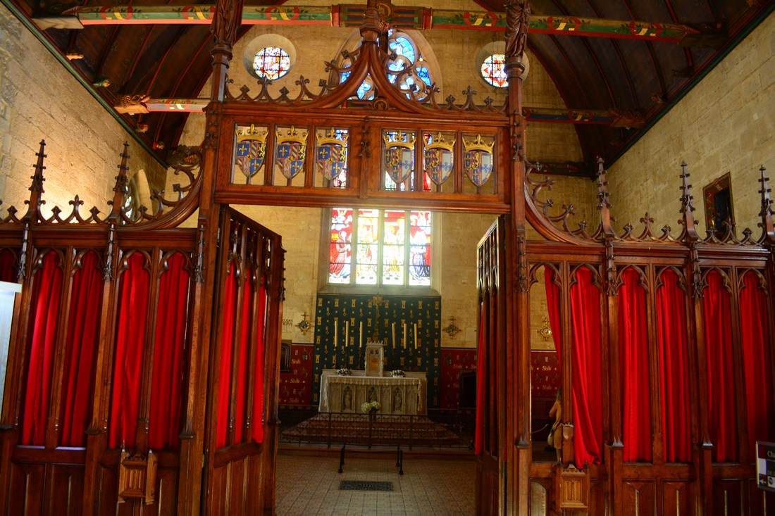 Chapelle de l'hôtel-Dieu séparée par le jubé. Beaune