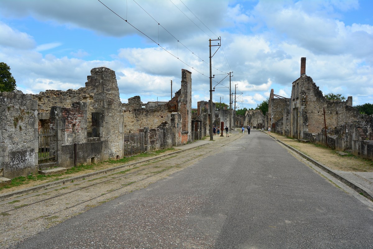 Rue principale d'Oradour, avec les rails du tramway menant à Limoges.