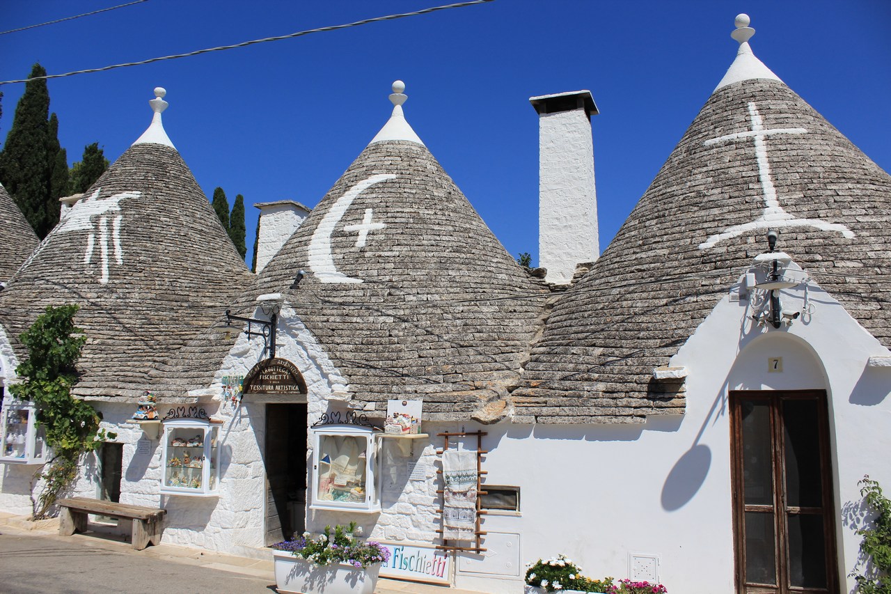 Exemple de symboles ésotériques sur les toits des trulli. Exemple de symboles ésotériques sur les toits des trulli.