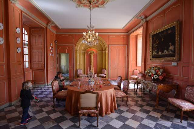 La salle à manger avec son immense table fixe est d'une grande modernité pour l'époque ; la couleur saumon des murs était faite pour rappeler les origines provençales du marquis de Castellane, propriétaire des lieux au XVIIIème siècle. Le sol est en marbre, comme tout lieu de passage, le bois du parquet étant réservé aux lieux privés.