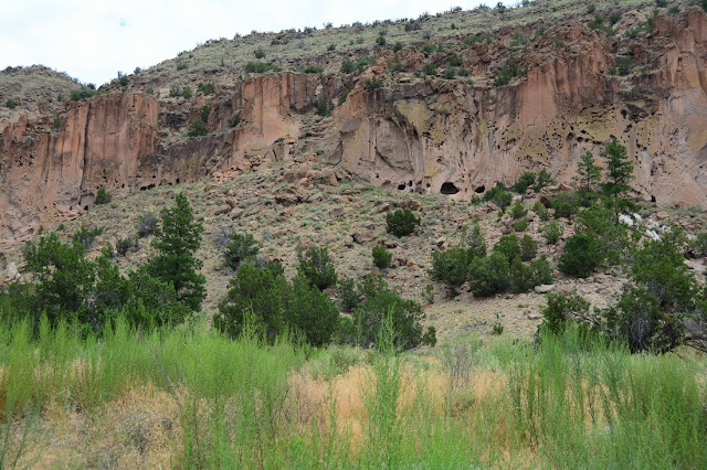 Vue d'ensemble de la falaise du canyon de Frijoles.