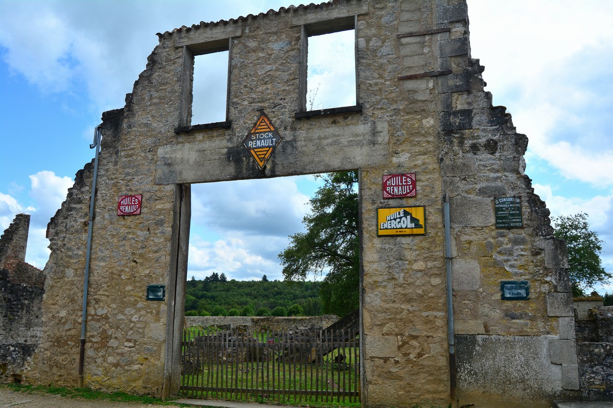 La devanture d'un des garages d'Oradour.