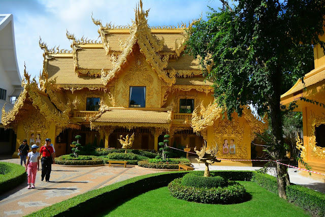 Wat Rong Khun bâtiment doré