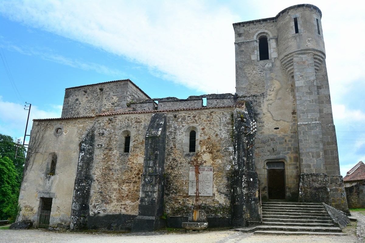 L'église Saint-Martin, lieu du massacre des femmes et des enfants.