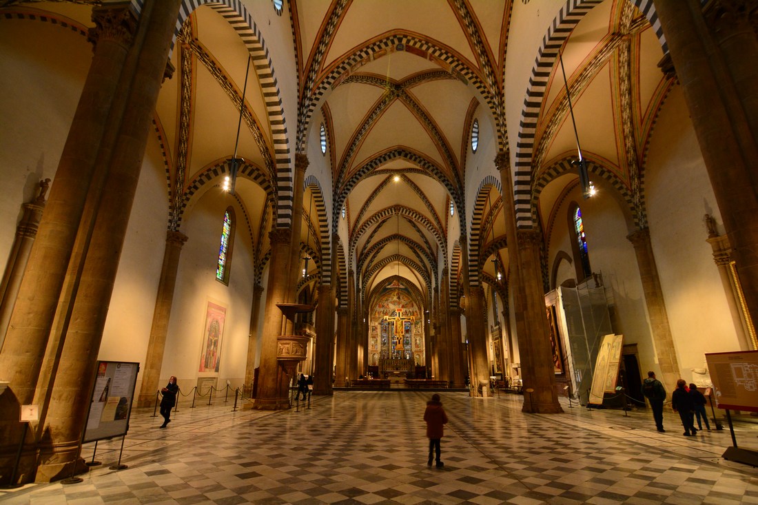 Nef de Santa Maria Novella avec le crucifix de Giotto au fond.