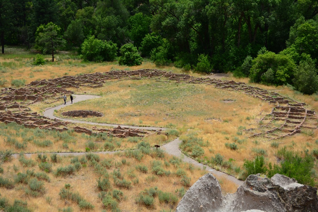 Vue d'ensemble du Pueblo circulaire, ou Tyuonyi.